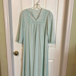 Shadowline vintage maternity/nursing night gown. Size small. Lactation, nursing